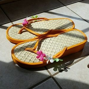 Wicker top flip flops